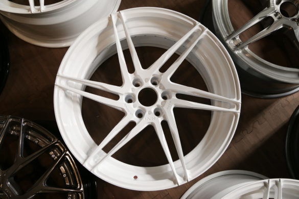 Newborns: Dodge Viper ACR – ADV06R M.V2 CS Gloss White Wheels