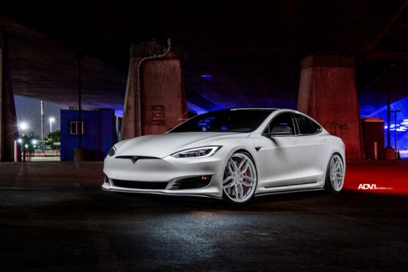 Rendering: White Tesla Model S – ADV005 FLOWspec Wheels